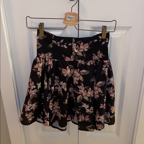 No Branding Floral Skirt - Picture 1 of 4